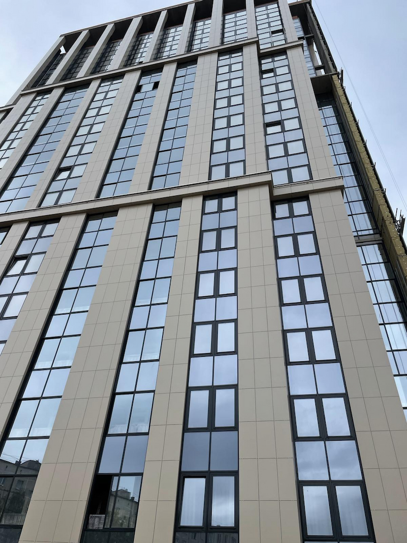 Монтаж фасада и витражей в ЖК посольства РБ в РФ,  г. Москва